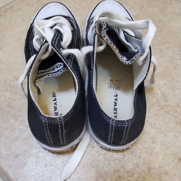 Women's 7.5 black Airwalk sneakers - Picture 3 of 5